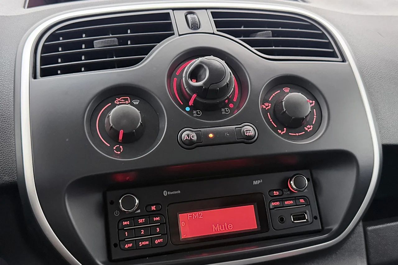 Renault Kangoo ZE Maxi 33 kWh Köpt batteri Inredd Värmare P-Sens MOMS – bild 18 av 22