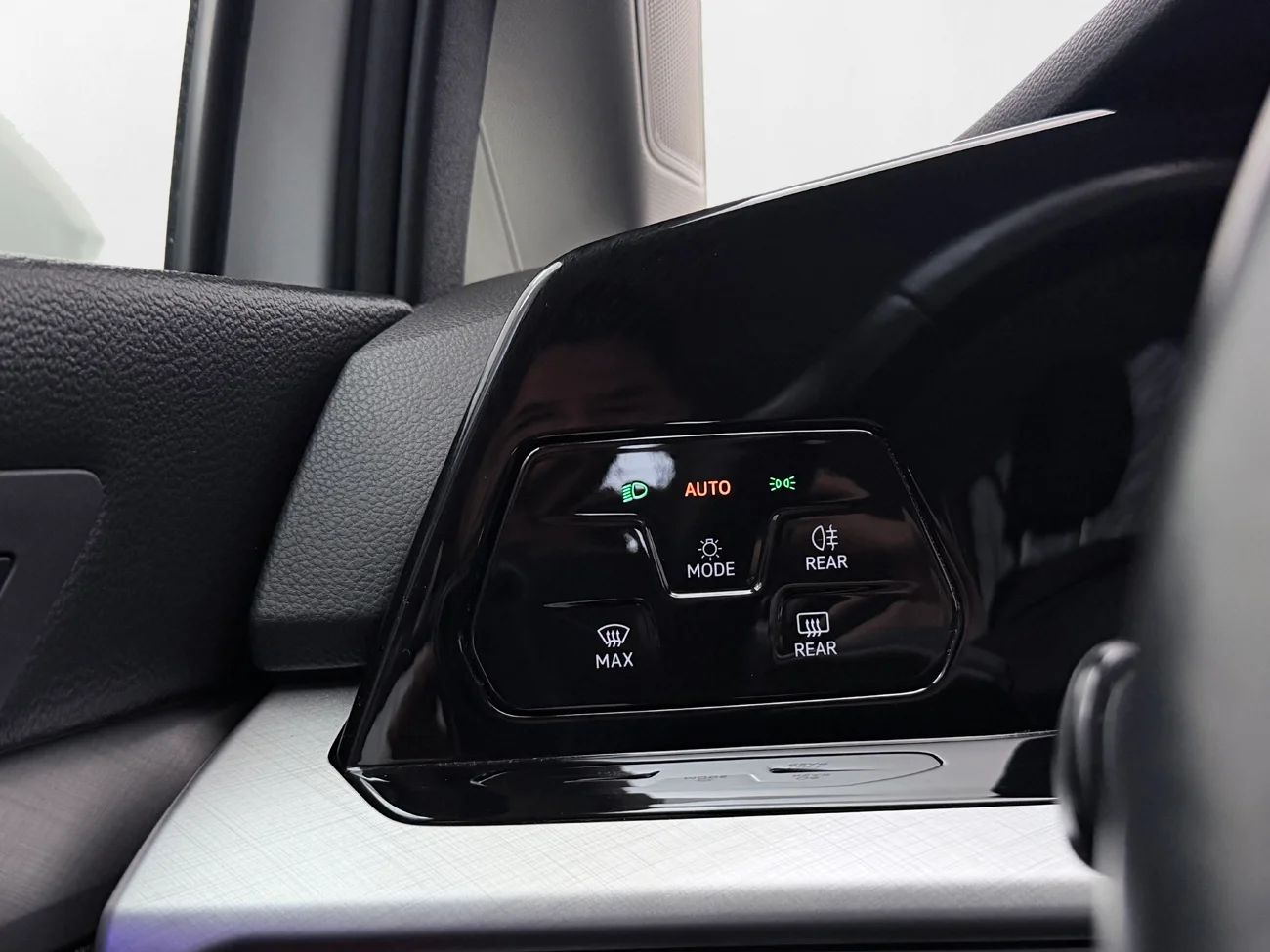 Volkswagen Golf 1.5 TGI Aut CNG Cockpit Kamera P-Sens AdaptivFH Värmare – bild 31 av 33