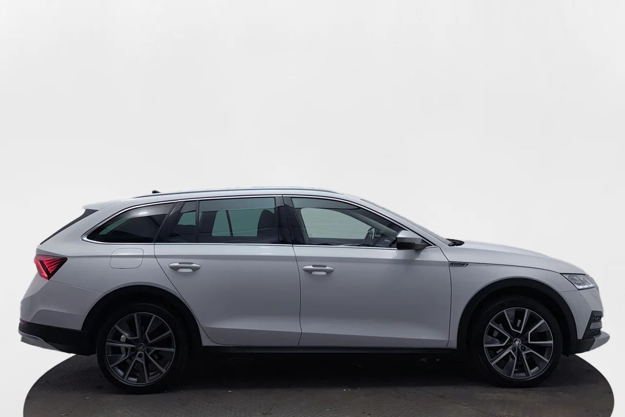 Skoda Octavia Scout 2.0 TDI 4x4 Drag Cockpit Kamera Värmare LED-ramp MOMS 200hk – bild 4 av 33