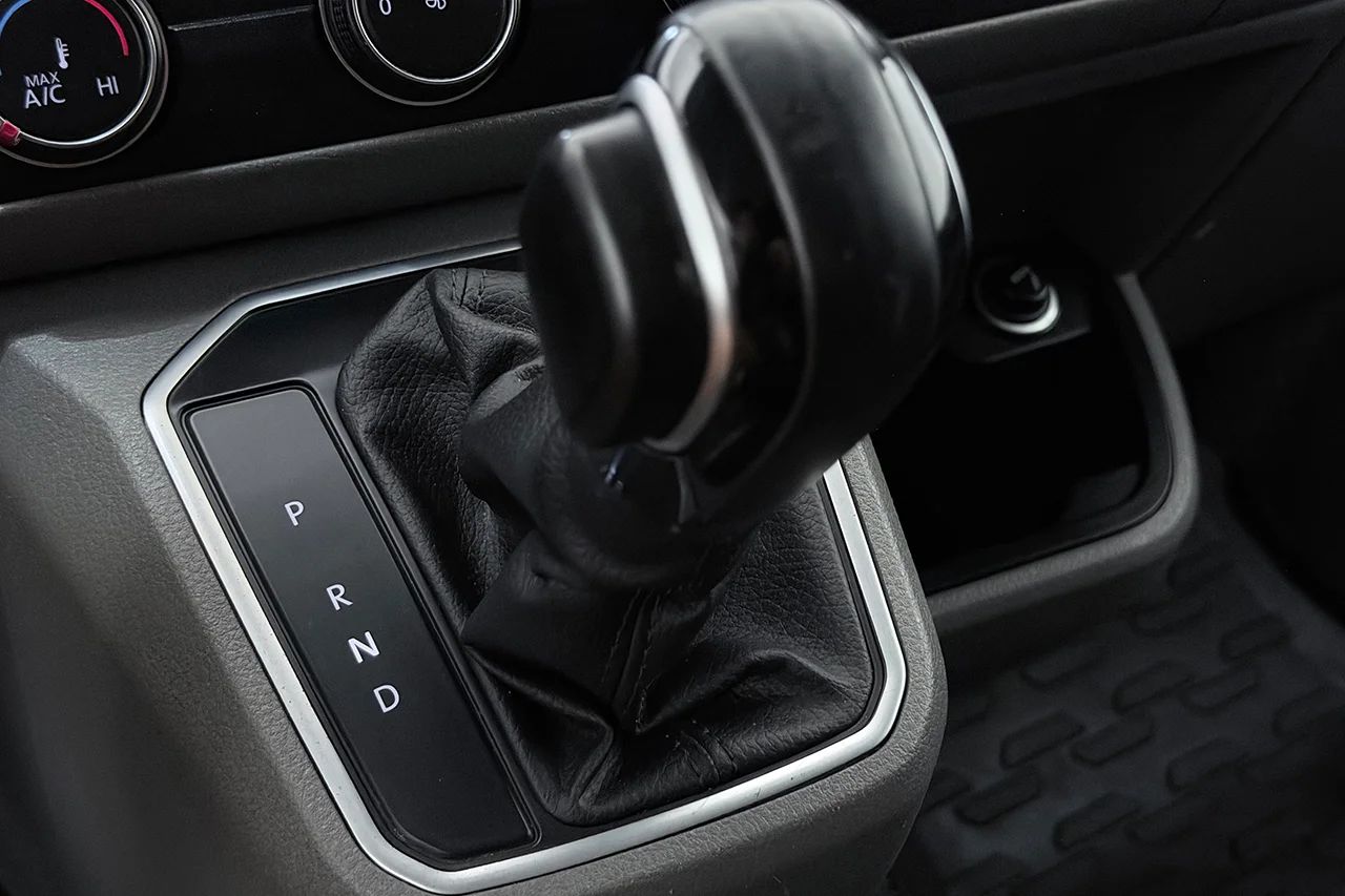 Volkswagen e-Transporter LWB 37.3 kWh Drag Inredd 3-sits CCS Kamera MOMS – bild 24 av 28