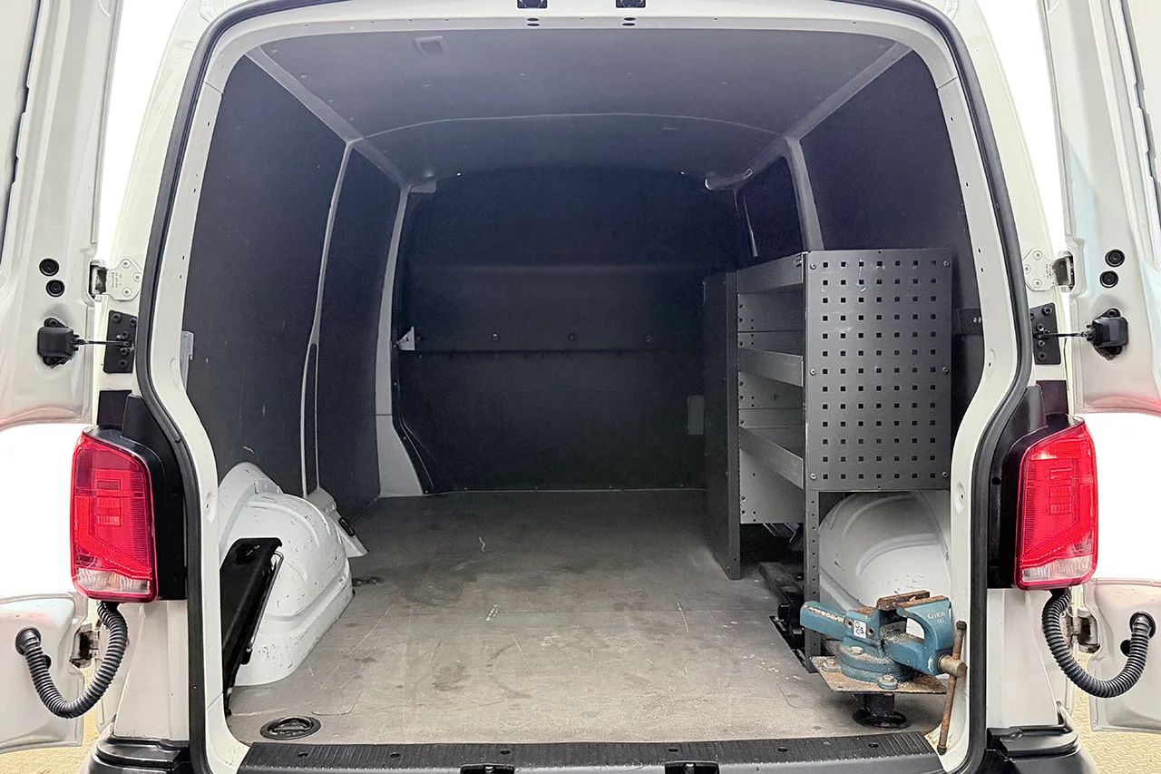 Volkswagen e-Transporter LWB 37.3 kWh Drag Inredd 3-sits CCS Kamera MOMS – bild 12 av 28