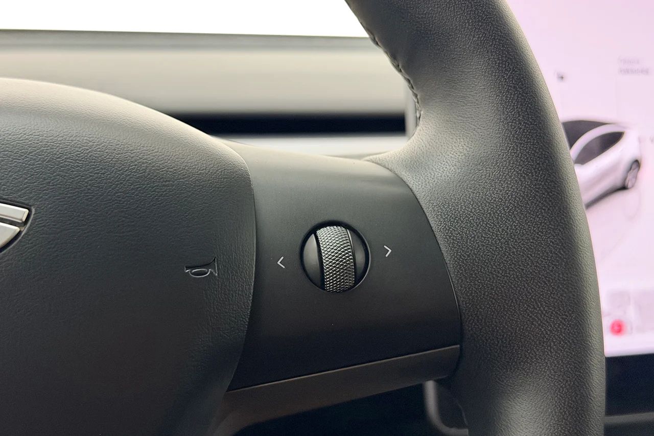 Tesla Model Y Long Range AWD Pano Kameror Premiumljud V-Pump MOMS 514hk – bild 19 av 32