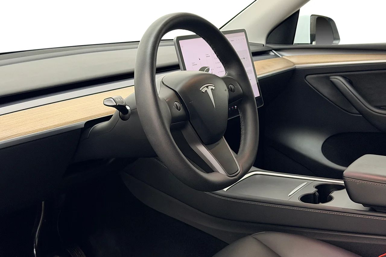 Tesla Model Y Long Range AWD Pano Kameror Premiumljud V-Pump MOMS 514hk – bild 11 av 32