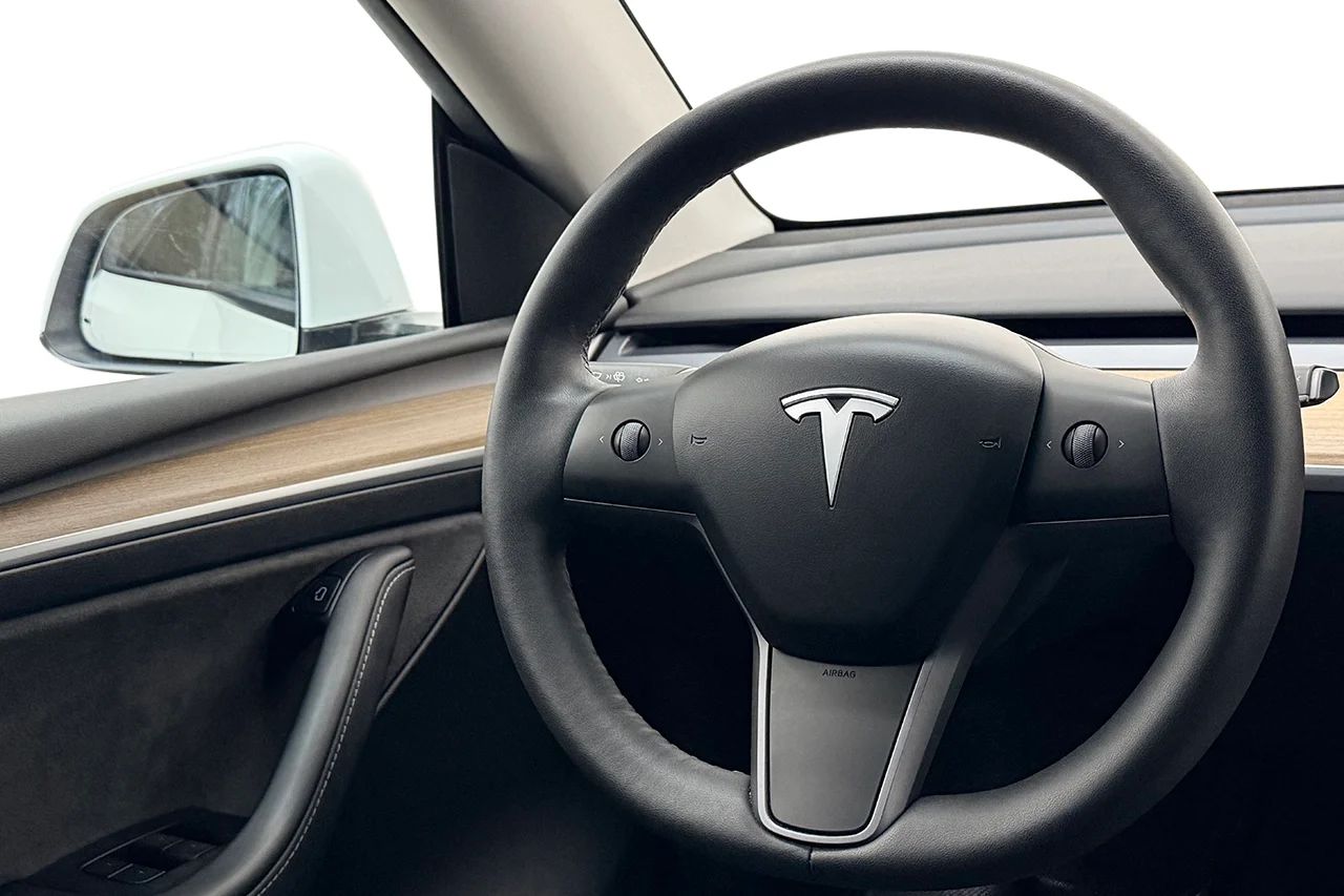 Tesla Model Y Long Range AWD Pano Kameror Premiumljud V-Pump MOMS 514hk – bild 16 av 32