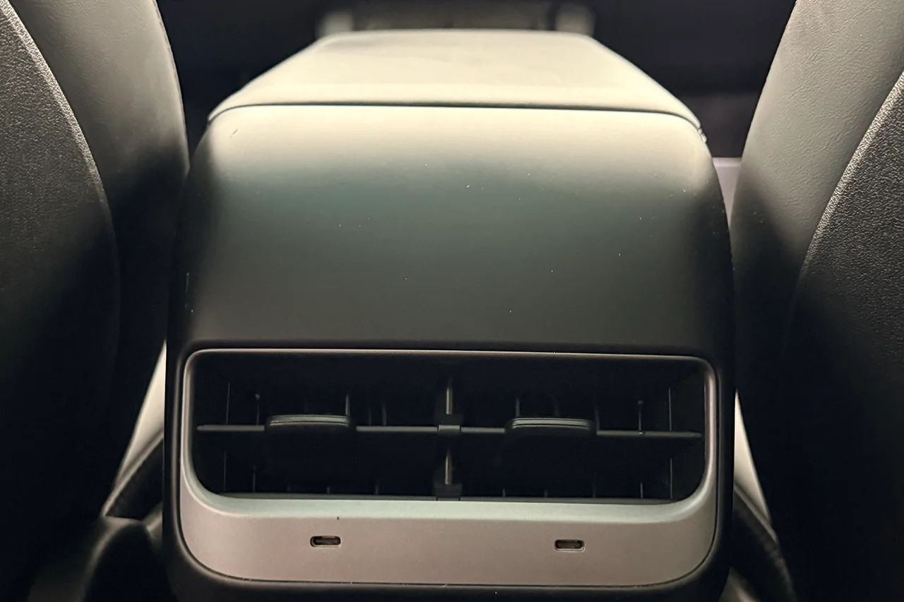 Tesla Model Y Long Range AWD Pano Kameror Premiumljud V-Pump MOMS 514hk – bild 15 av 32
