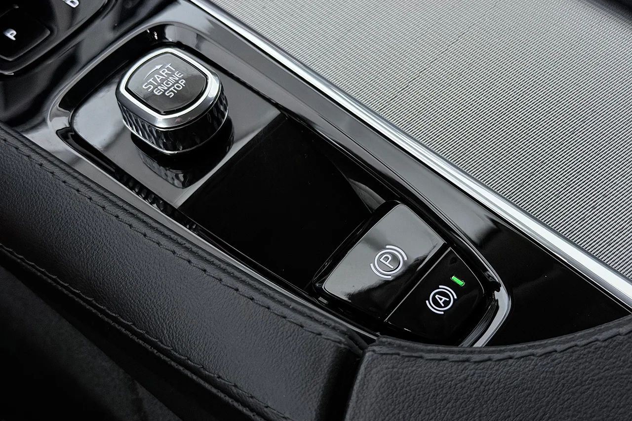 Volvo XC90 Recharge T8 AWD Plus Bright 7-sits Läder Drag H/K P-Klimat BLIS 456hk – bild 31 av 35
