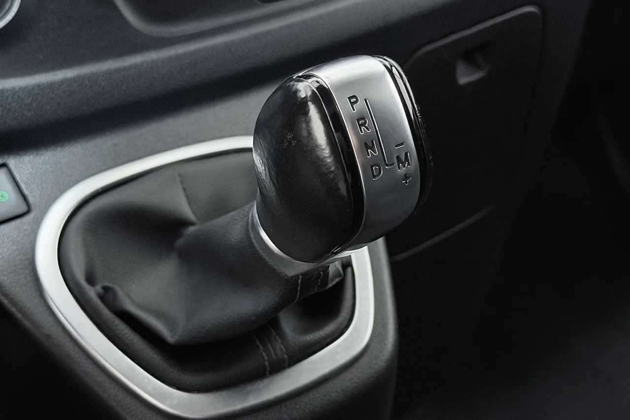 Renault Trafic Skåp 3.0t 2.0 L2 2xSidodörr Drag Värmare Navi Kamera 3sits – bild 27 av 30