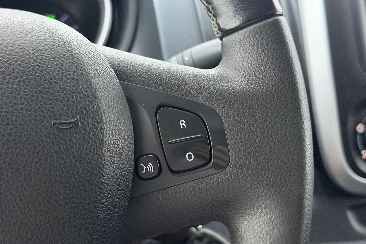 Renault Trafic Skåp 3.0t 2.0 L2 2xSidodörr Drag Värmare Navi Kamera 3sits – bild 21 av 30