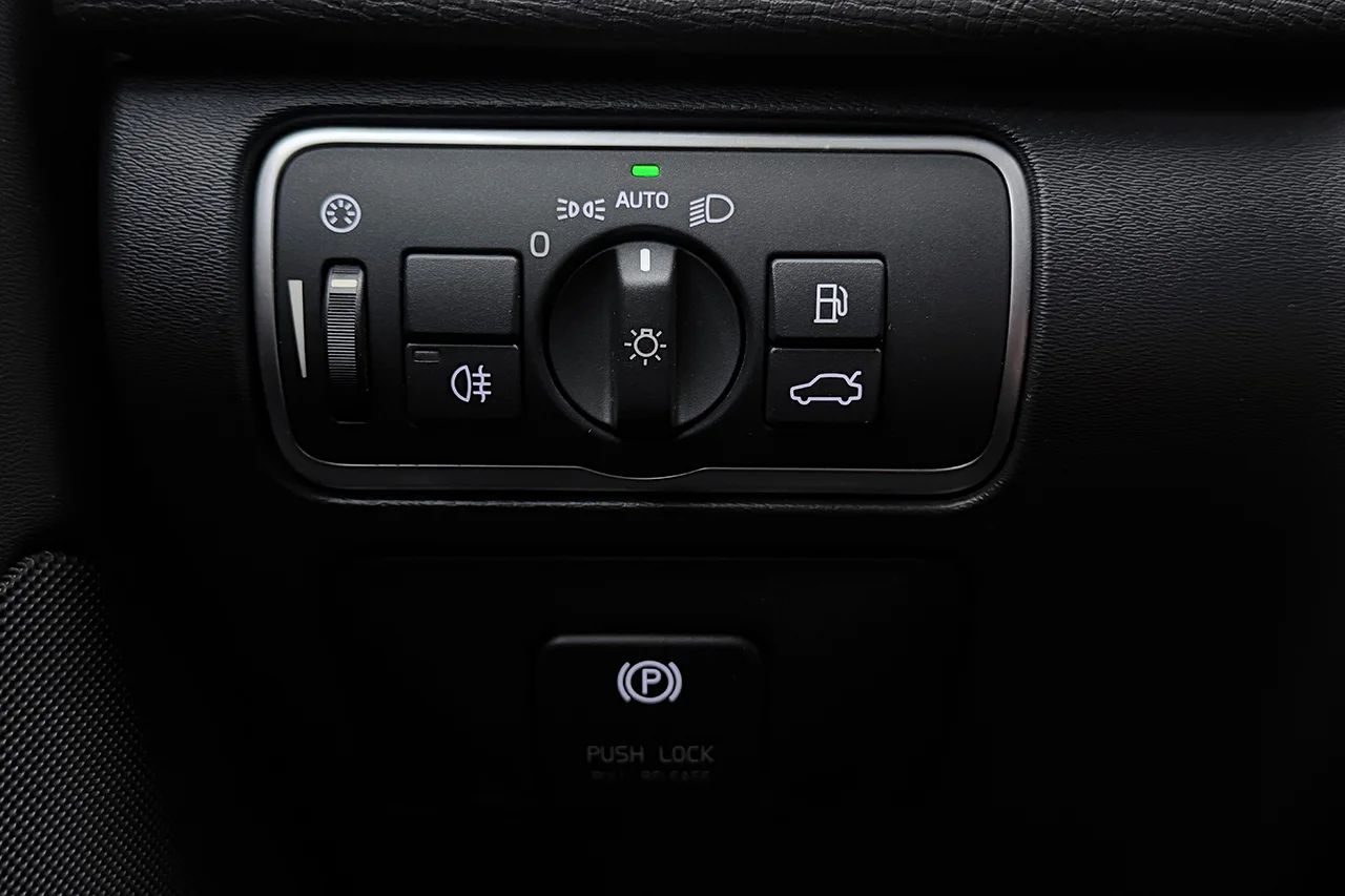 Volvo XC60 D4 AWD Summum Business Drag Navi Läder Stolminne Värmare – bild 25 av 26