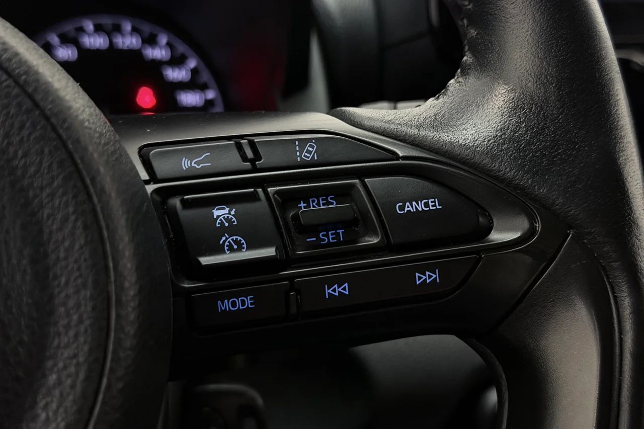 Toyota Yaris Hybrid Aut Kamera Filassist AdaptivFH MOMS 116hk – bild 18 av 28
