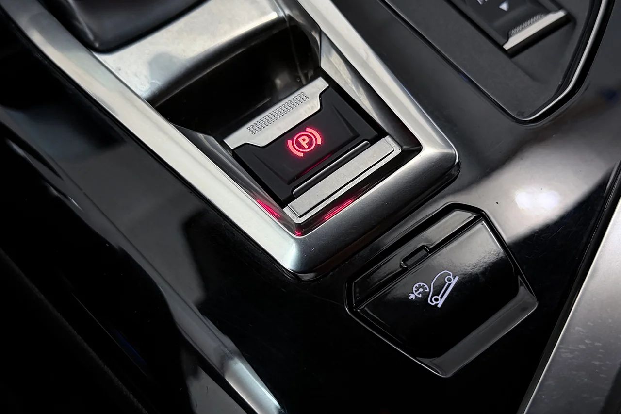 Peugeot 3008 HYBRID4 GT Drag Cockpit Kamera Värmare Stolminne 300hk – bild 32 av 37
