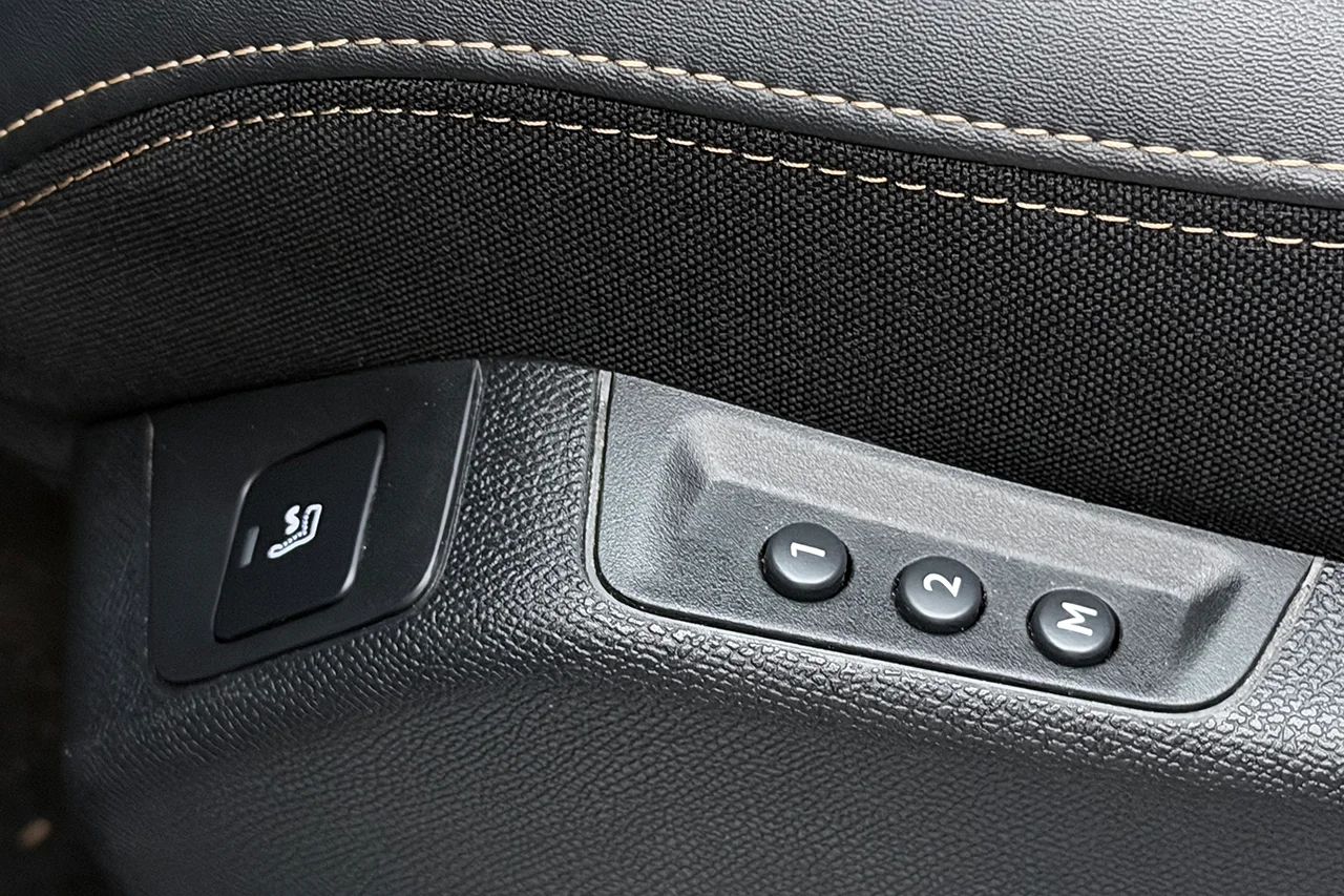 Peugeot 3008 HYBRID4 GT Drag Cockpit Kamera Värmare Stolminne 300hk – bild 15 av 37