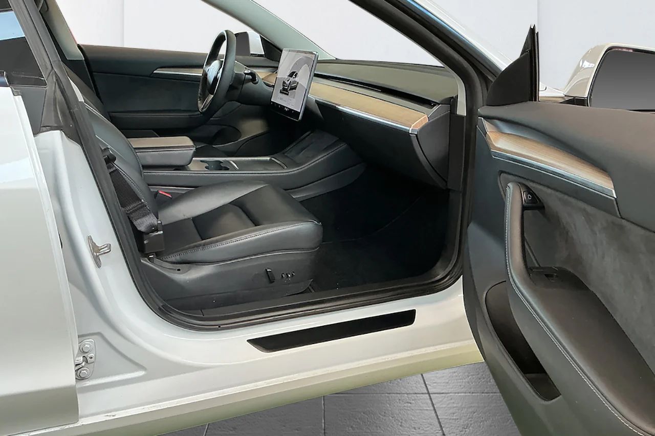 Tesla Model 3 Long Range AWD Pano Läder Autopilot MOMS 498hk – bild 9 av 13