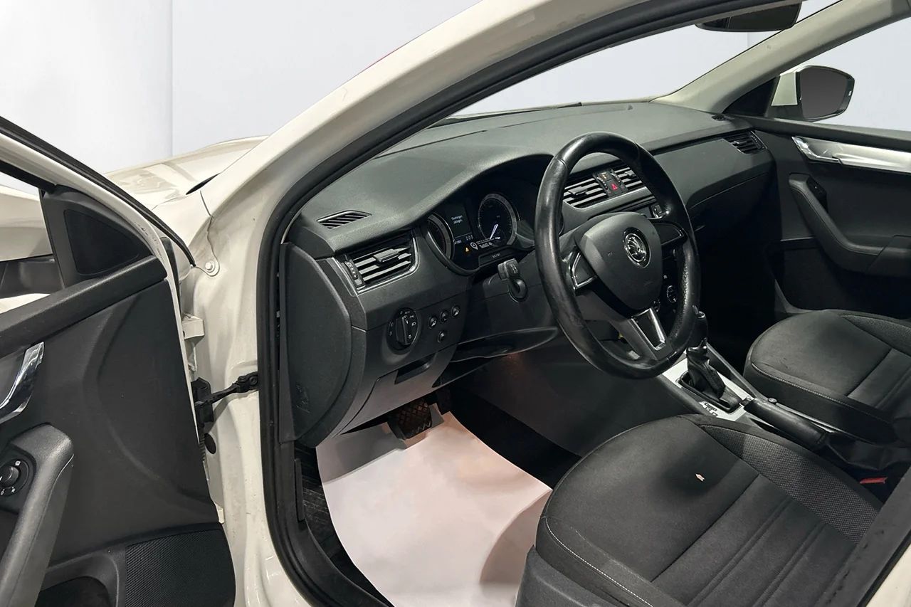 Skoda Octavia 1.0 TSI Aut Ambition Clima FrontAssist Pekskärm MOMS 115hk – bild 7 av 9