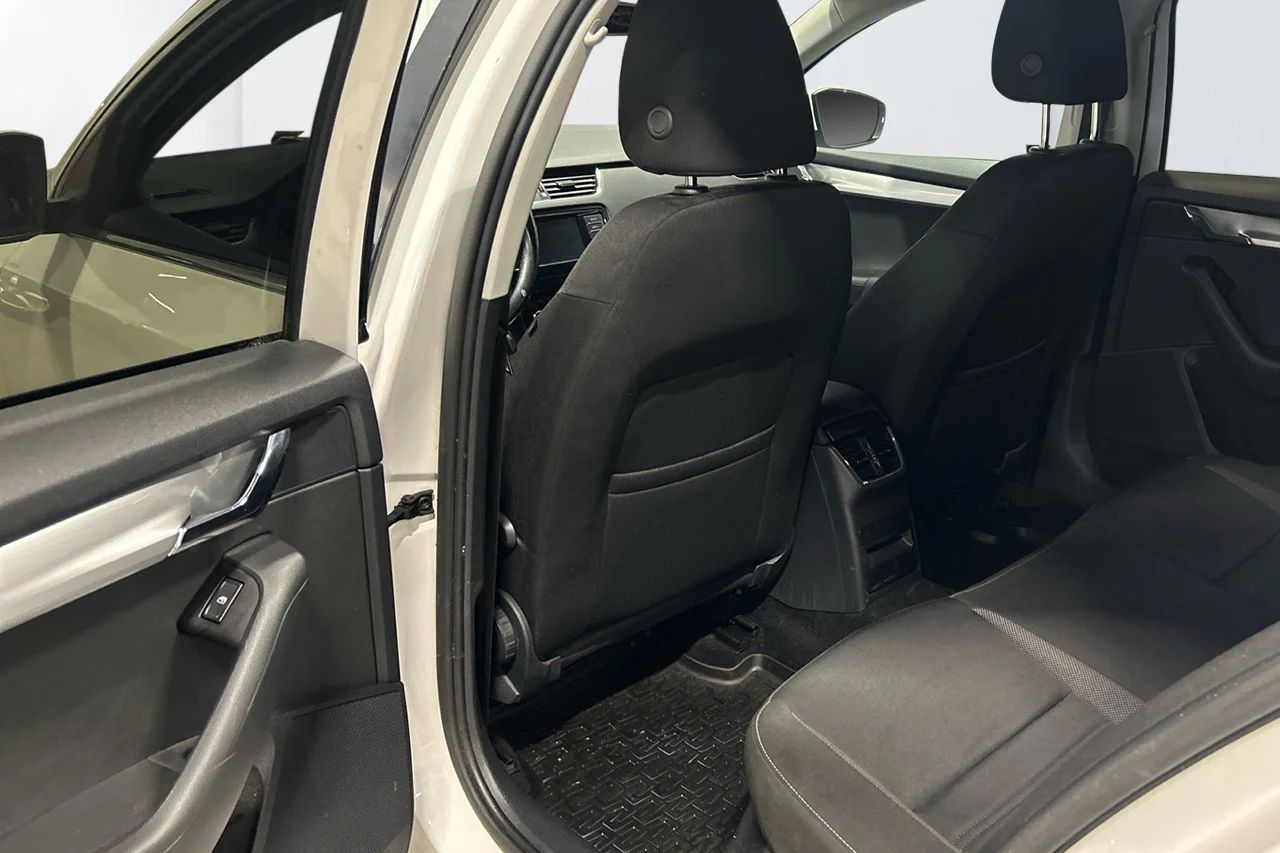 Skoda Octavia 1.0 TSI Aut Ambition Clima FrontAssist Pekskärm MOMS 115hk – bild 8 av 9