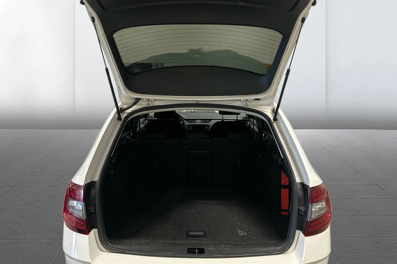 Skoda Octavia 1.0 TSI Aut Ambition Clima FrontAssist Pekskärm MOMS 115hk – bild 5 av 9
