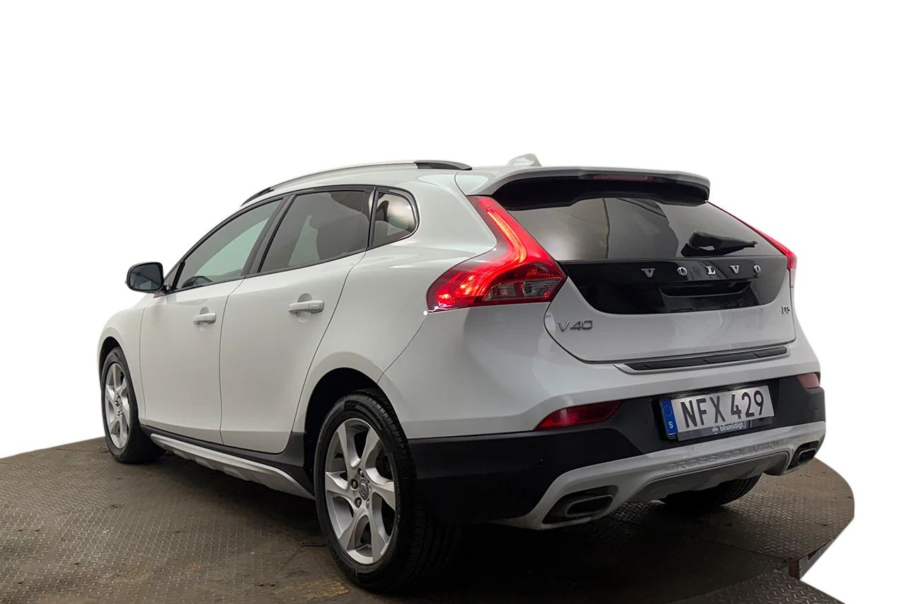 Volvo V40 Cross Country D3 Summum Läder Navi Kamera Värmare BLIS 150hk – bild 8 av 30