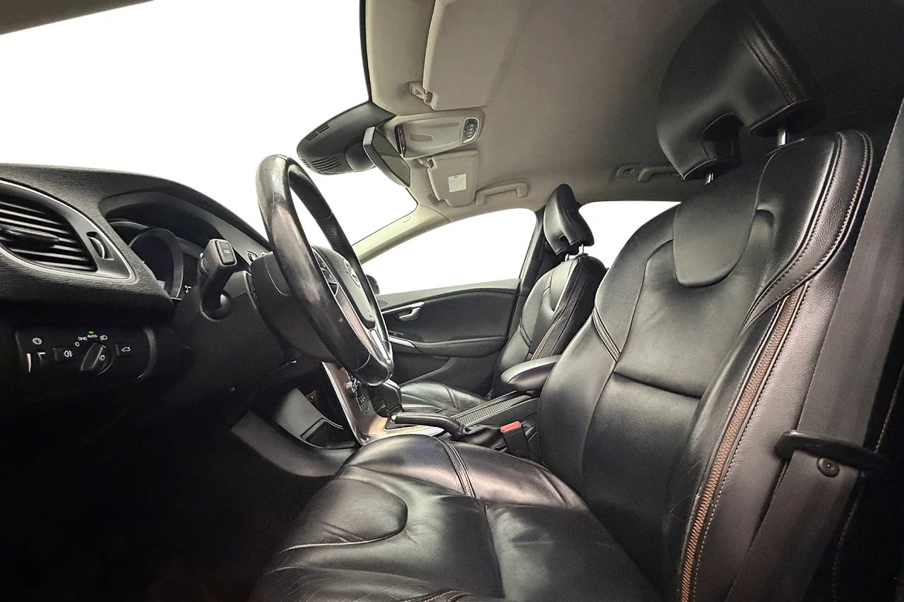 Volvo V40 Cross Country D3 Summum Läder Navi Kamera Värmare BLIS 150hk – bild 11 av 30