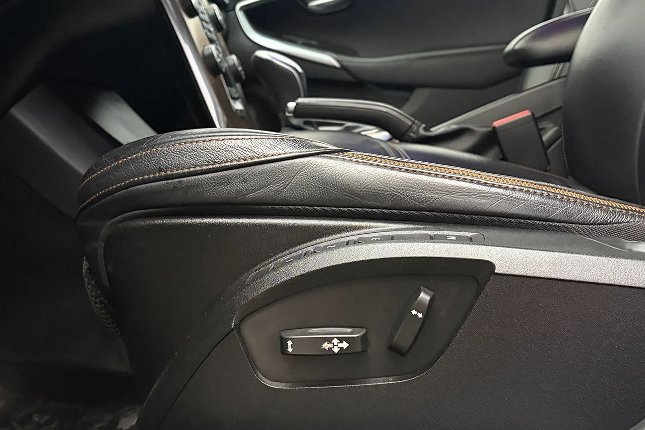 Volvo V40 Cross Country D3 Summum Läder Navi Kamera Värmare BLIS 150hk – bild 12 av 30