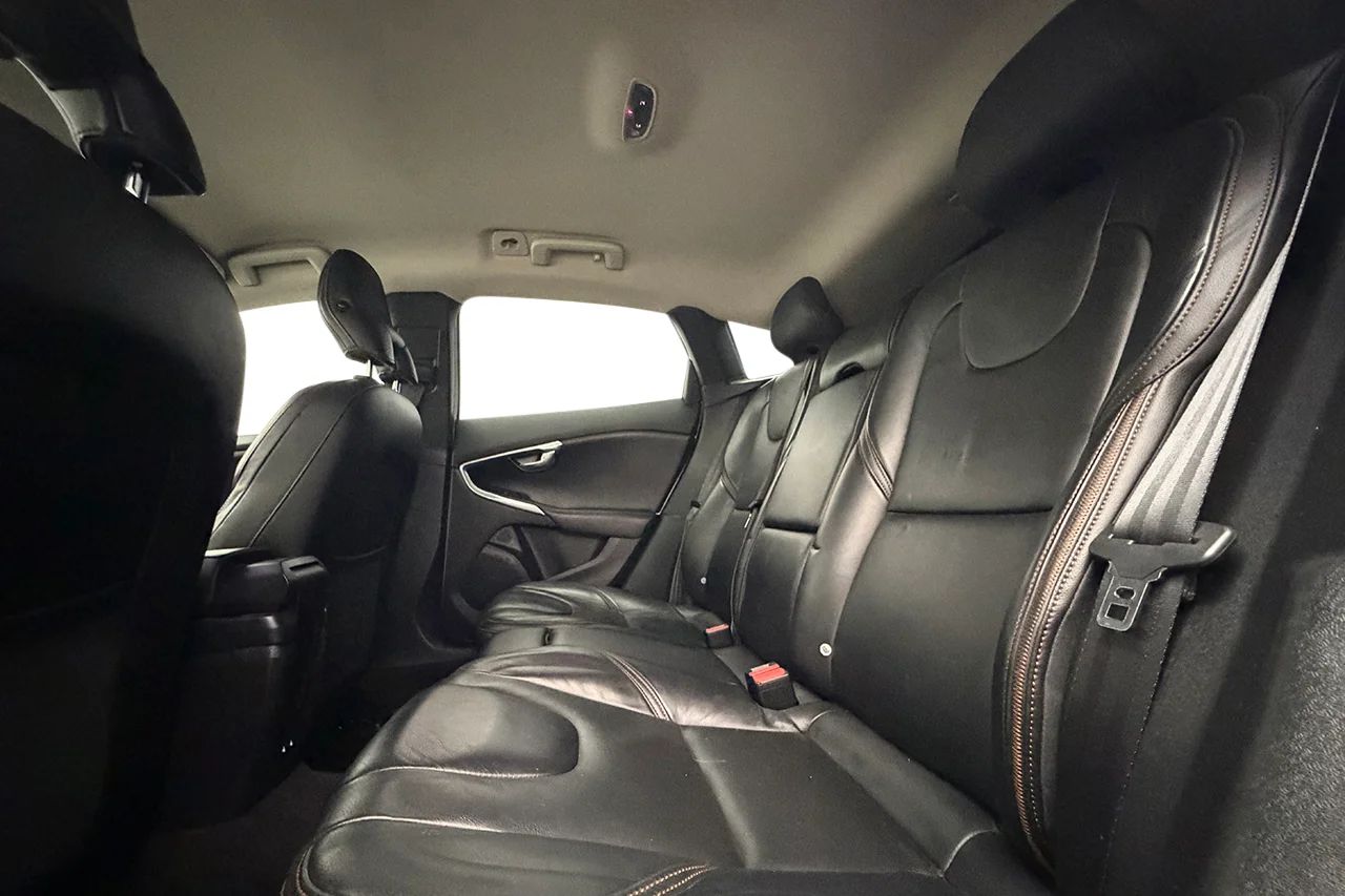 Volvo V40 Cross Country D3 Summum Läder Navi Kamera Värmare BLIS 150hk – bild 14 av 30