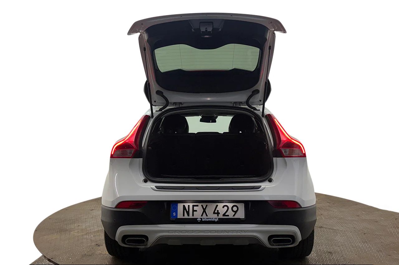 Volvo V40 Cross Country D3 Summum Läder Navi Kamera Värmare BLIS 150hk – bild 7 av 30
