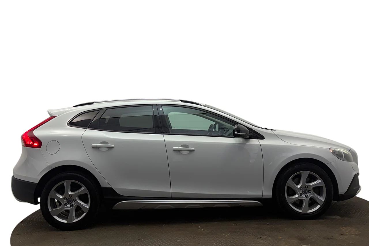 Volvo V40 Cross Country D3 Summum Läder Navi Kamera Värmare BLIS 150hk – bild 4 av 30