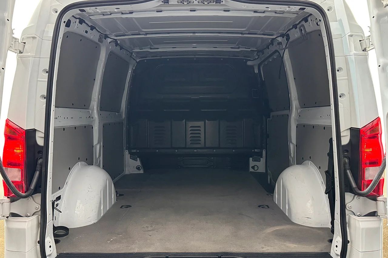 Mercedes-Benz Vito 110 CDI 2.8t L2 Lång Dragkrok Backkamera Farthållare 3-sits Moms/Leasing 102hk – bild 23 av 24