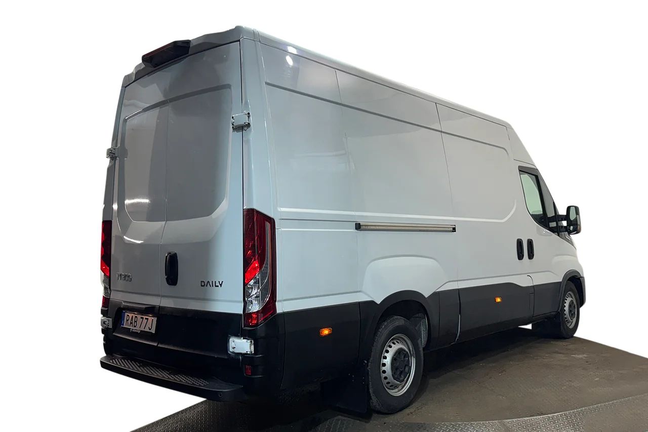 Iveco Daily 35-140 Skåpbil 2.3 JTD Hi-Matic Värmare 3-sits MOMS 136hk – bild 5 av 22