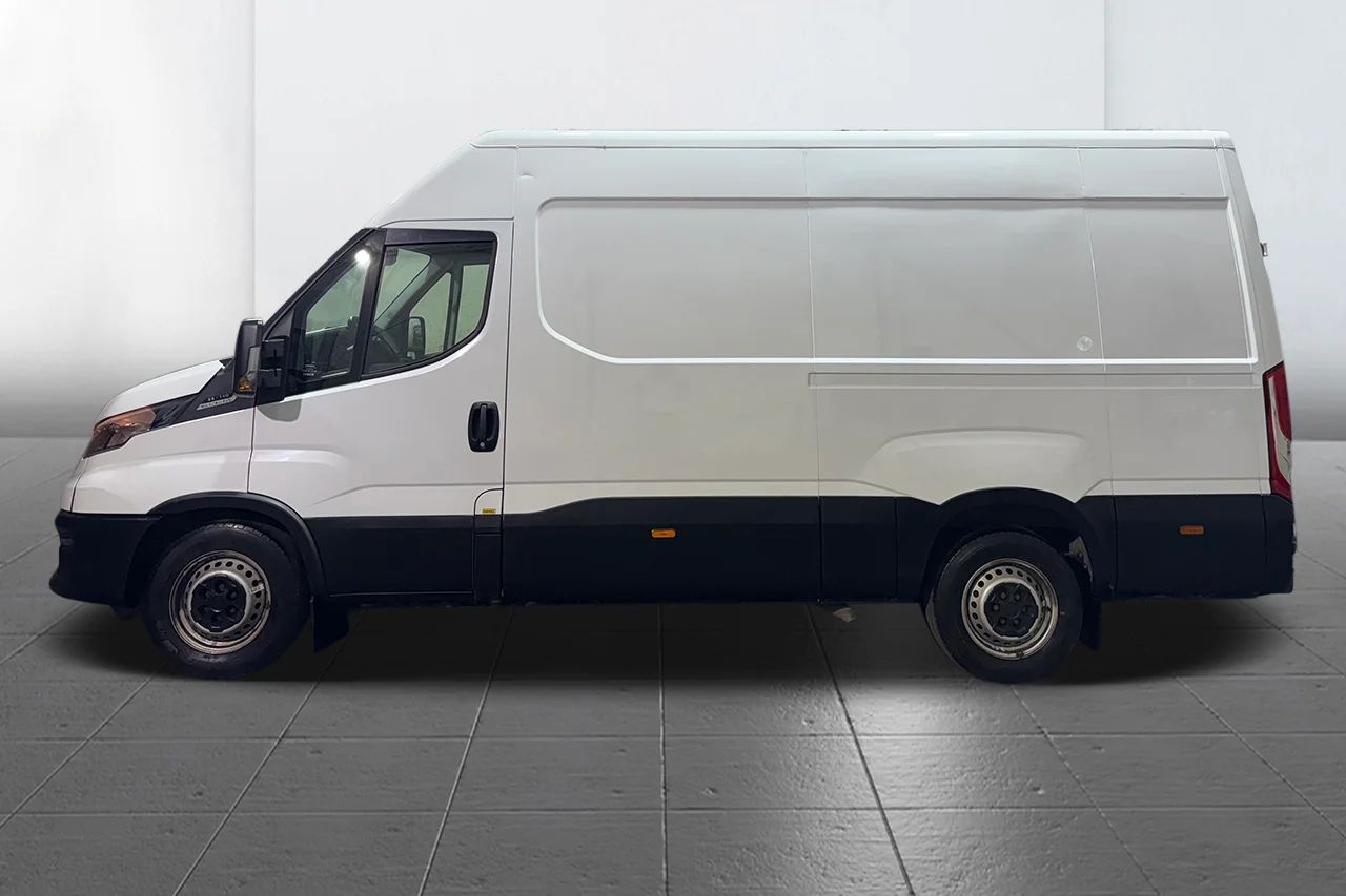 Iveco Daily 35-140 Skåpbil 2.3 JTD Hi-Matic Värmare 3-sits MOMS 136hk – bild 9 av 22