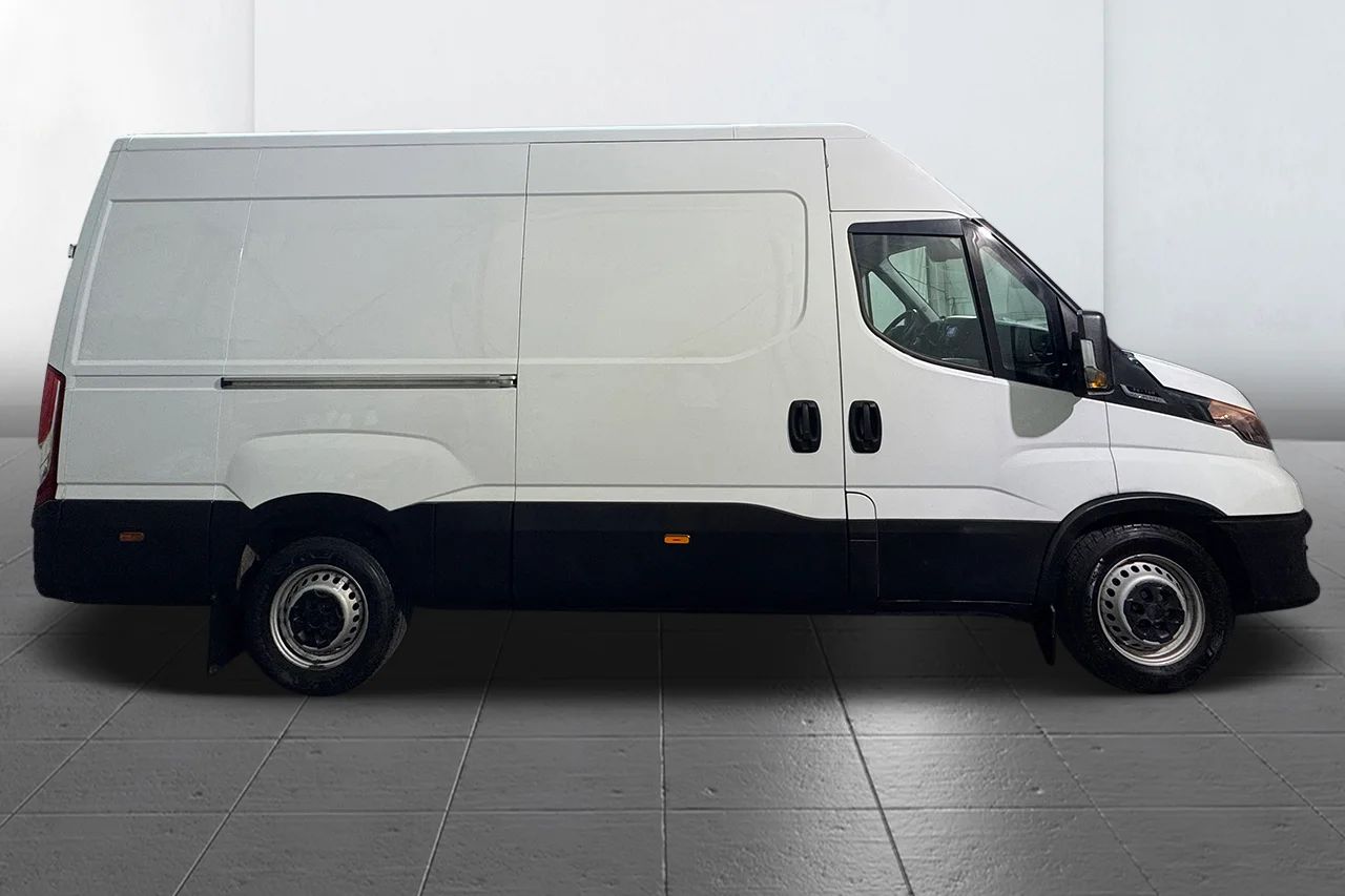 Iveco Daily 35-140 Skåpbil 2.3 JTD Hi-Matic Värmare 3-sits MOMS 136hk – bild 4 av 22