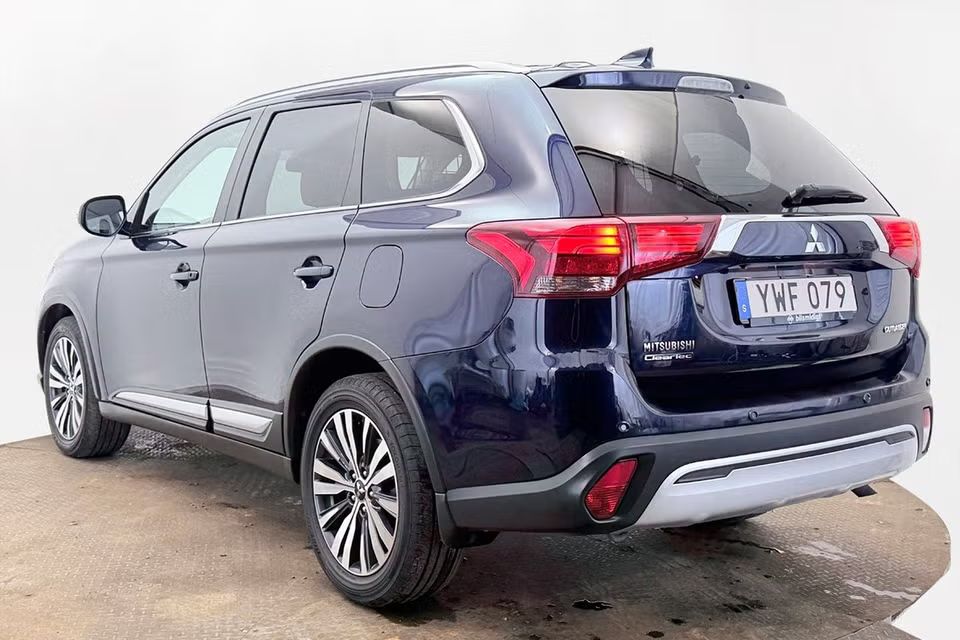 Mitsubishi Outlander 2.0 4WD Comfort Delläder Kamera Keyless 150hk – bild 8 av 32