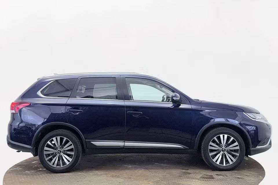 Mitsubishi Outlander 2.0 4WD Comfort Delläder Kamera Keyless 150hk – bild 4 av 32