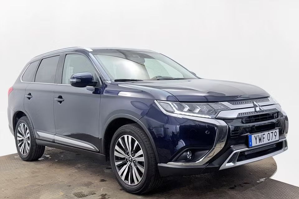 Mitsubishi Outlander 2.0 4WD Comfort Delläder Kamera Keyless 150hk – bild 3 av 32