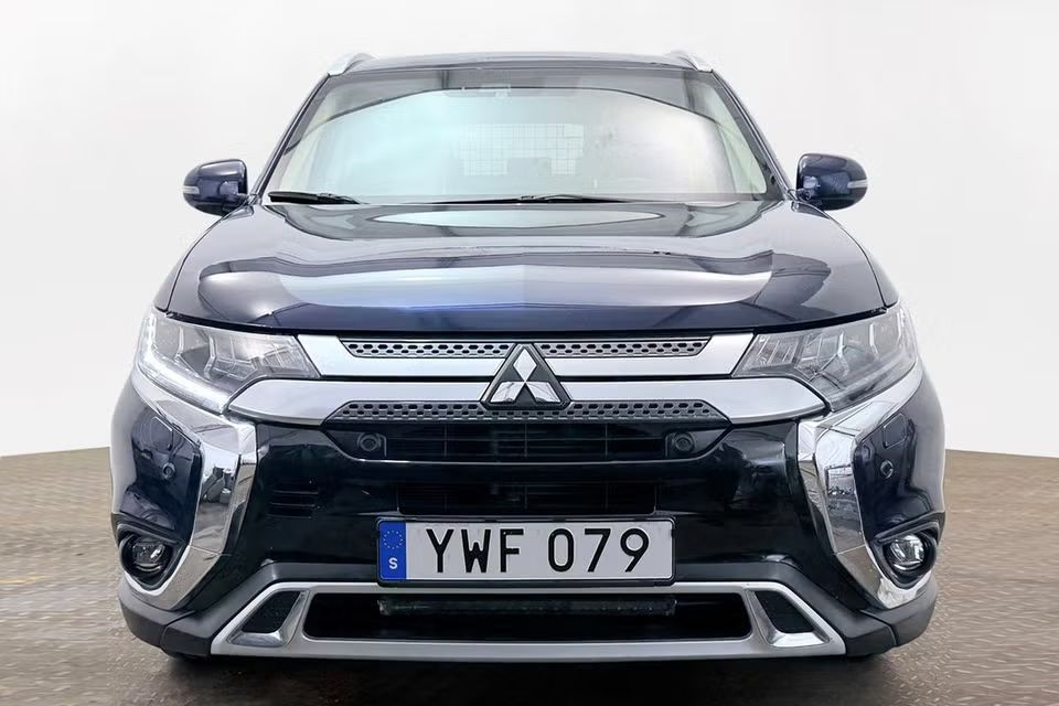 Mitsubishi Outlander 2.0 4WD Comfort Delläder Kamera Keyless 150hk – bild 2 av 32