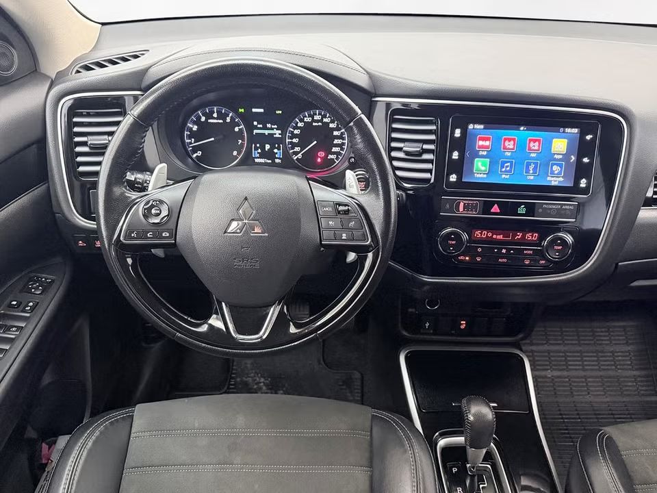 Mitsubishi Outlander 2.0 4WD Comfort Delläder Kamera Keyless 150hk – bild 17 av 32