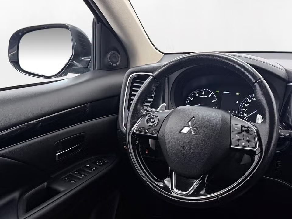 Mitsubishi Outlander 2.0 4WD Comfort Delläder Kamera Keyless 150hk – bild 16 av 32