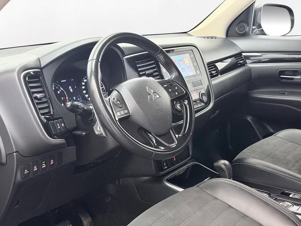 Mitsubishi Outlander 2.0 4WD Comfort Delläder Kamera Keyless 150hk – bild 13 av 32