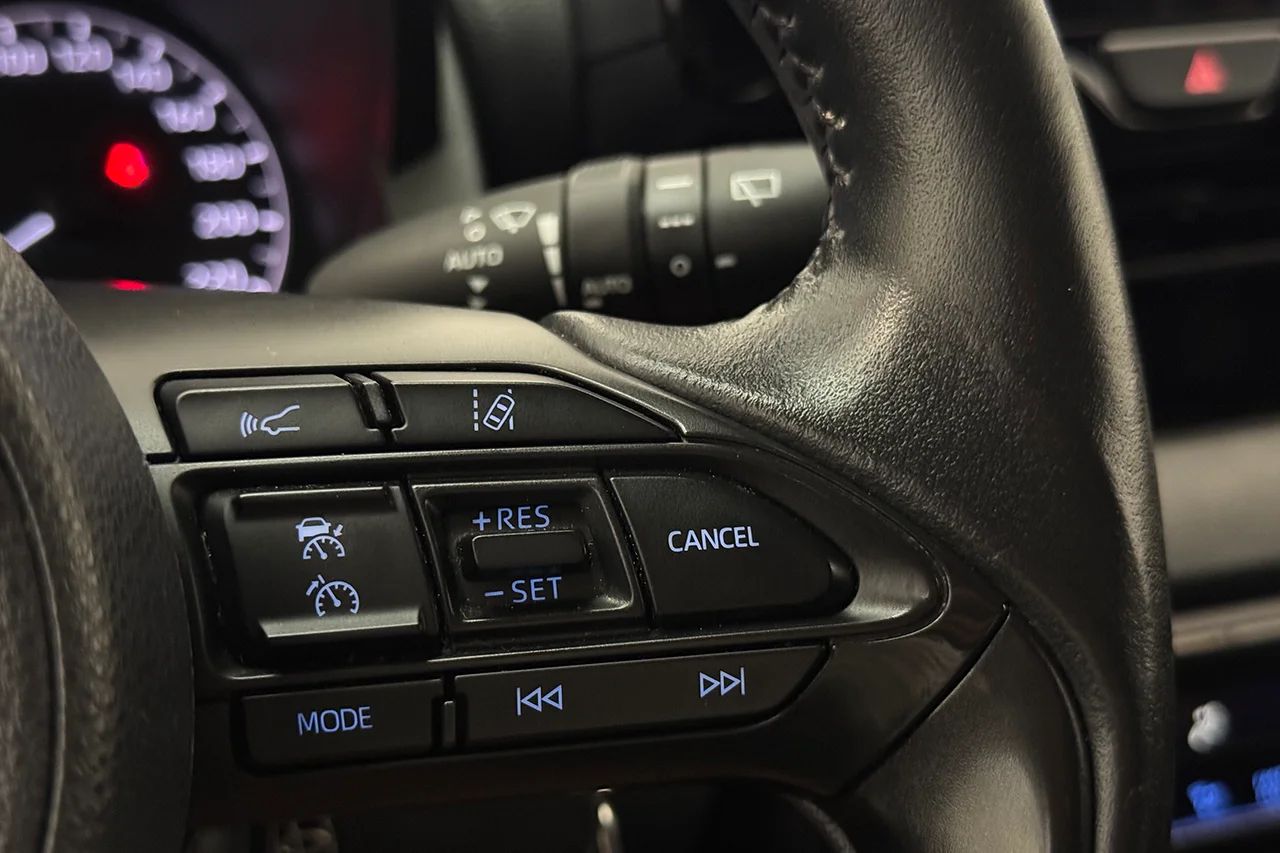 Toyota Yaris Hybrid Kamera Rattvärme Filassist MOMS 116hk – bild 17 av 27