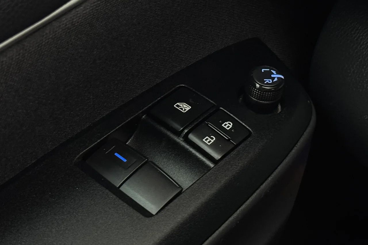 Toyota Yaris Hybrid Kamera Rattvärme Filassist MOMS 116hk – bild 26 av 27