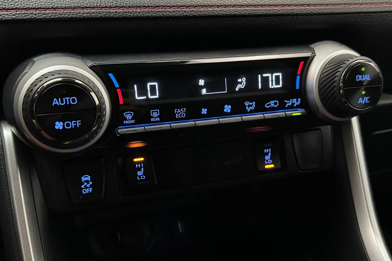 Toyota RAV4 Plug-in X-Edition Drag Kamera Keyless Delläder Värmare – bild 23 av 31