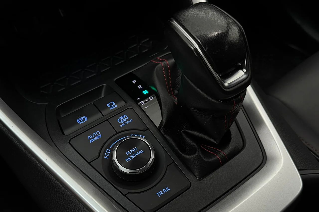 Toyota RAV4 Plug-in X-Edition Drag Kamera Keyless Delläder Värmare – bild 24 av 31