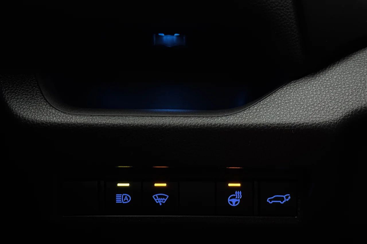 Toyota RAV4 Plug-in X-Edition Drag Kamera Keyless Delläder Värmare – bild 26 av 31