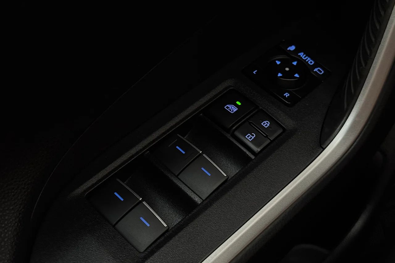 Toyota RAV4 Plug-in X-Edition Drag Kamera Keyless Delläder Värmare – bild 27 av 31