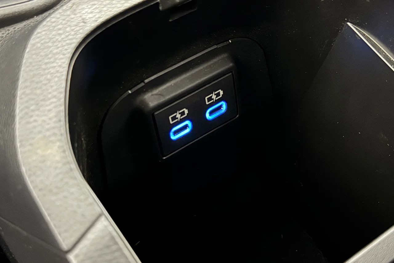 Toyota RAV4 Plug-in X-Edition Drag Kamera Keyless Delläder Värmare – bild 25 av 31