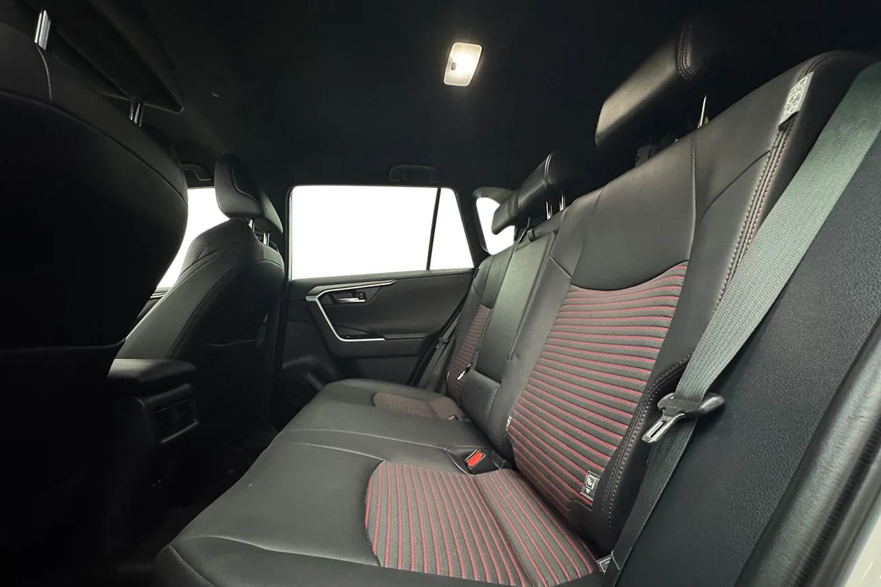 Toyota RAV4 Plug-in X-Edition Drag Kamera Keyless Delläder Värmare – bild 13 av 31