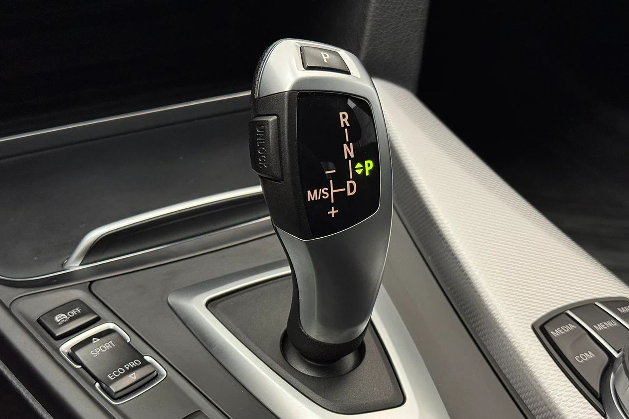 BMW 320 d xDrive GT M Sport Drag Läder Cockpit Navi HiFi 190hk – bild 24 av 30