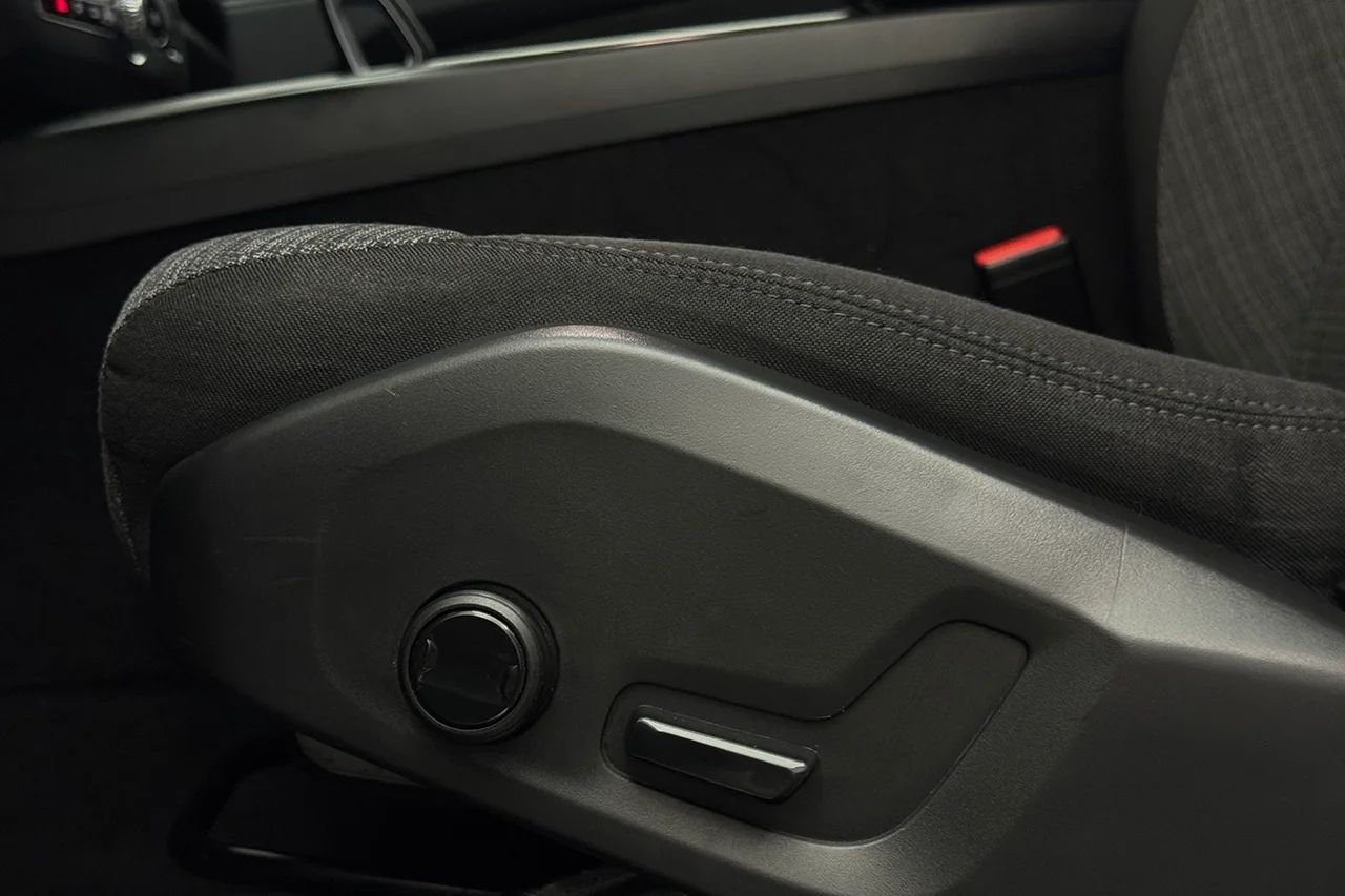Volvo XC60 B4 AWD Aut Drag Cockpit Navi Kamera AdaptivFH MOMS – bild 13 av 33