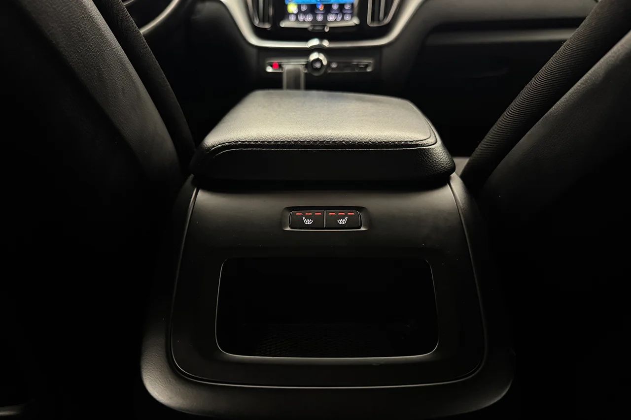 Volvo XC60 B4 AWD Aut Drag Cockpit Navi Kamera AdaptivFH MOMS – bild 16 av 33