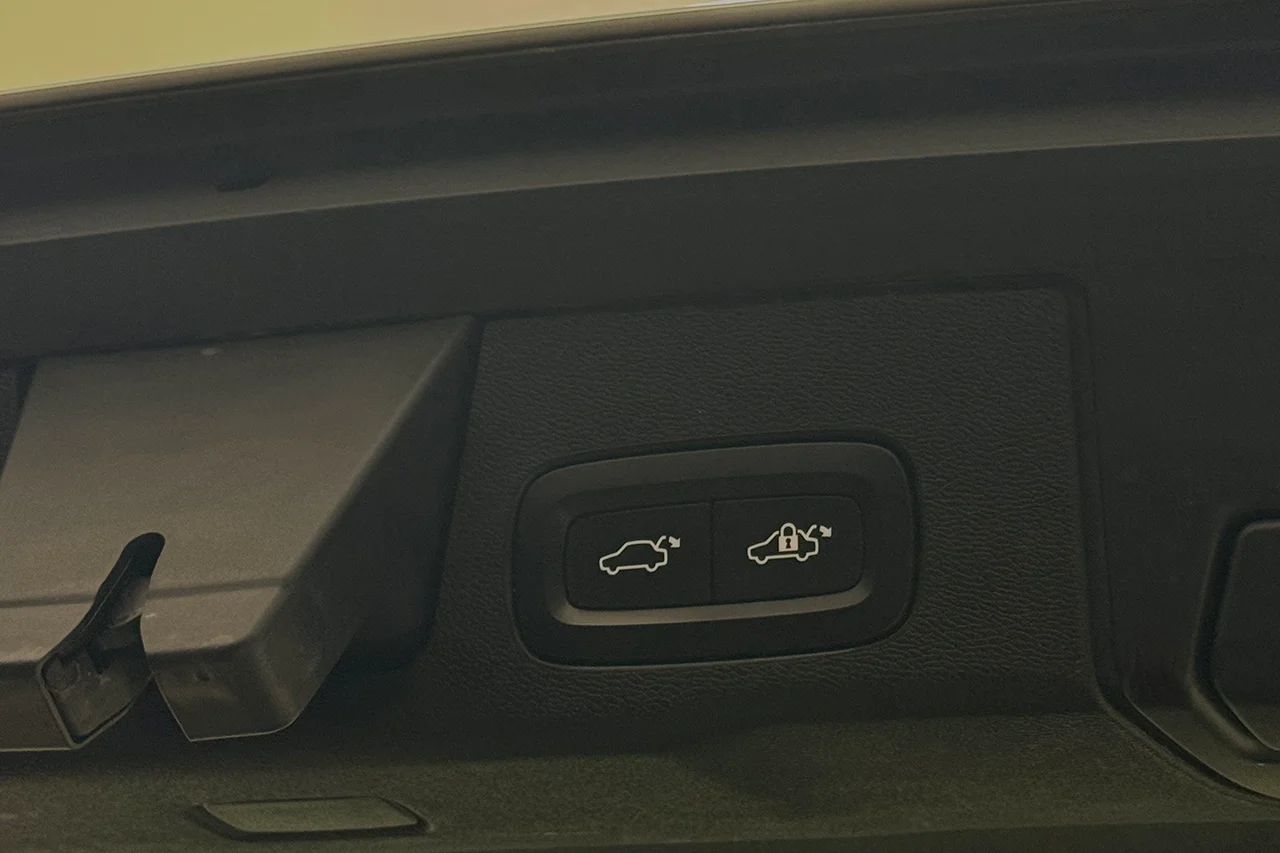 Volvo XC60 B4 AWD Aut Drag Cockpit Navi Kamera AdaptivFH MOMS – bild 32 av 33