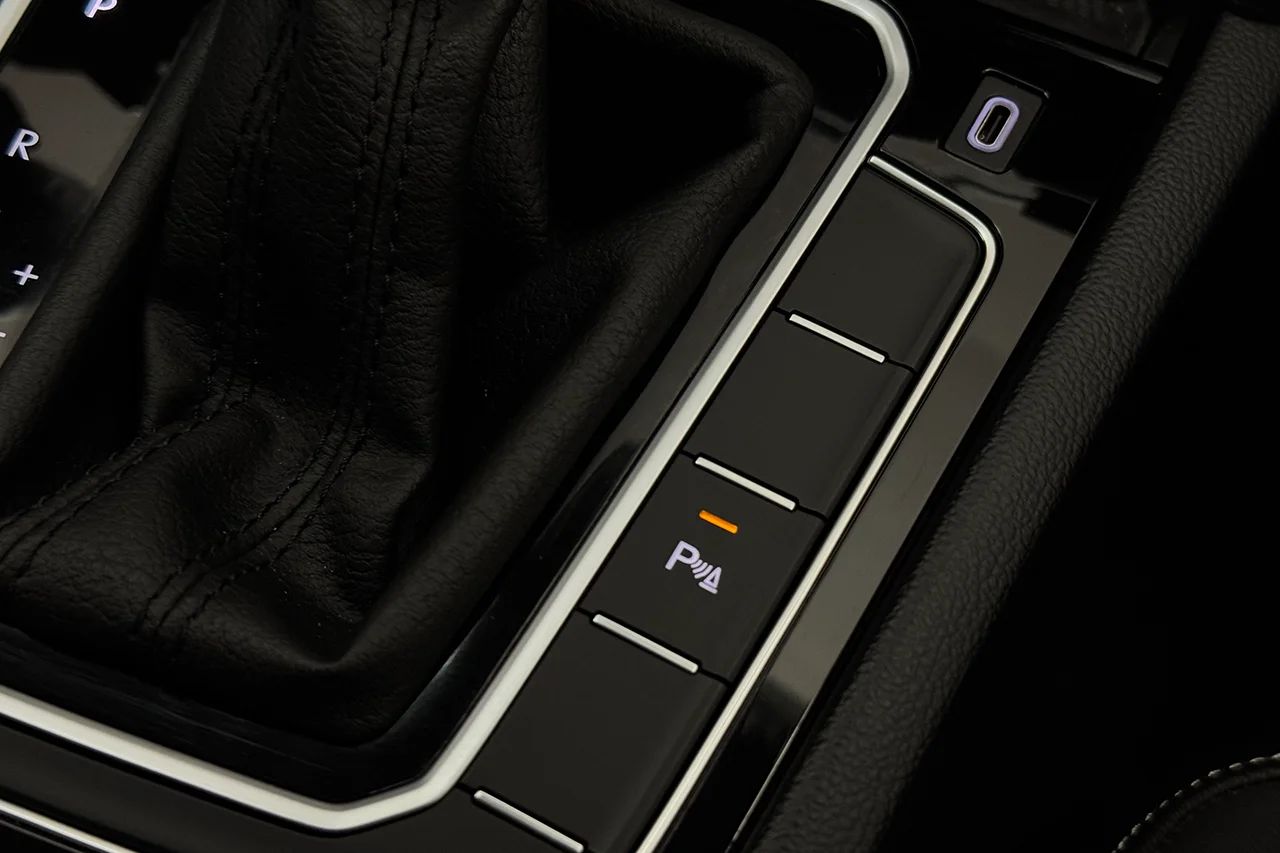 Volkswagen Passat SC GTE 1.4 TSI Läder/Alcantara Navi Kamera Cockpit Värmare – bild 33 av 37